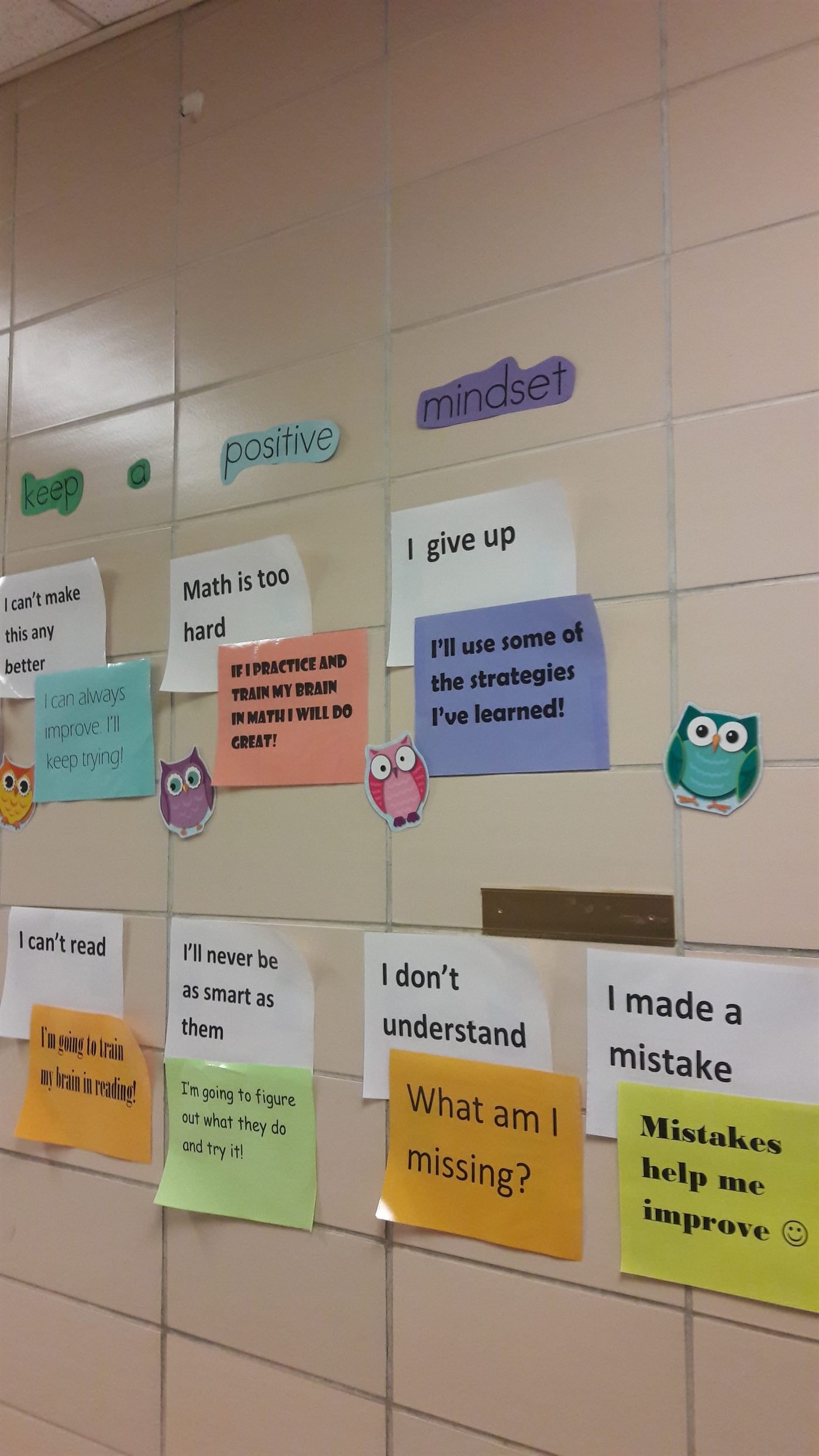 Mural 'Keep a positive mindset' em escola pública americana — frases de mindset fixo transformadas em mindset de crescimento